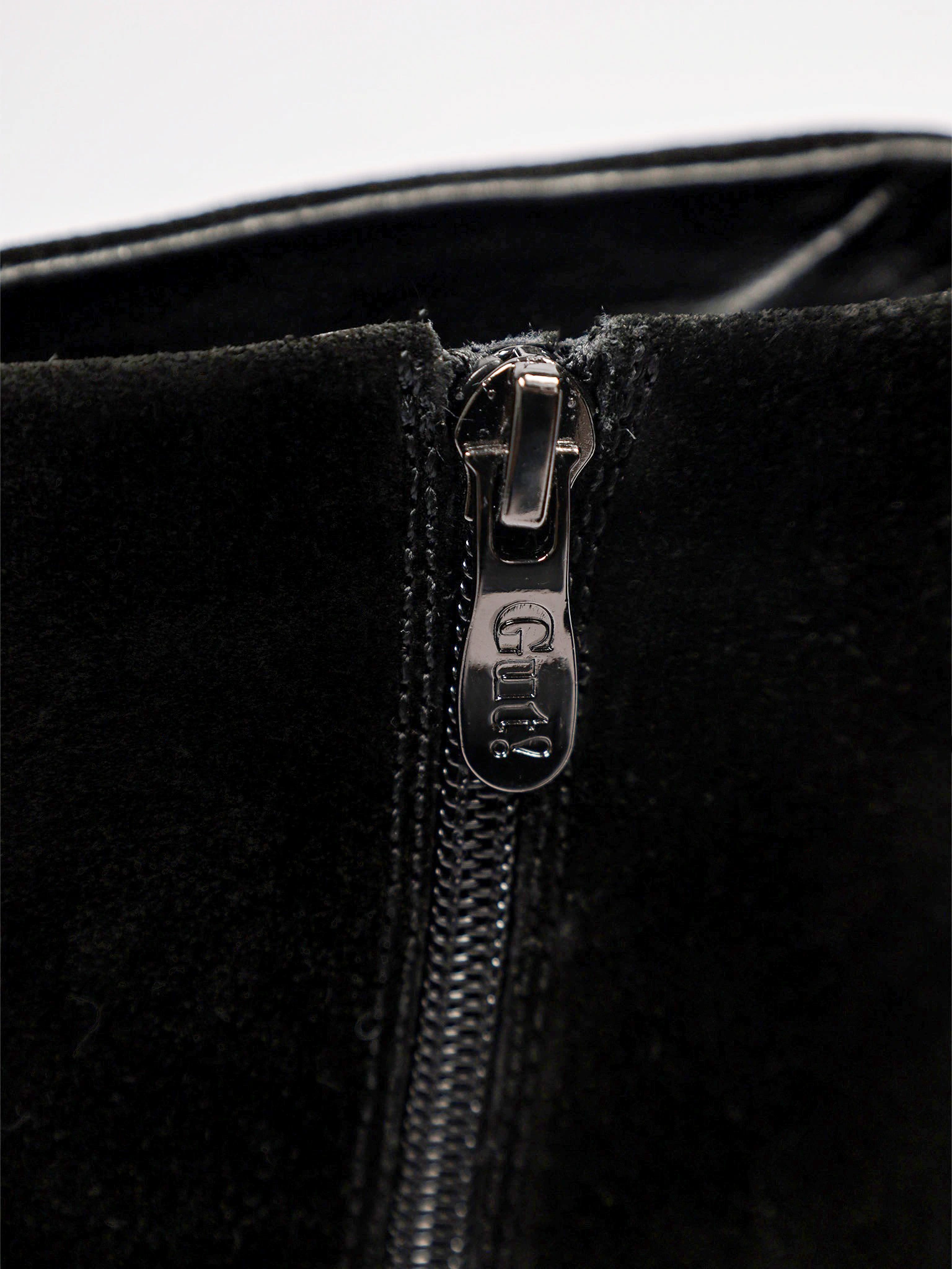 Ботинки черного цвета на высокой танкетке